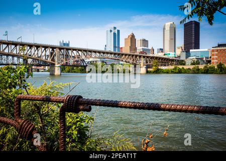La ligne d'horizon du centre-ville de Pittsburgh est un mélange captivant d'architecture historique et moderne, capturé dans cette superbe photo mettant en vedette l'emblématique Liberty B Banque D'Images