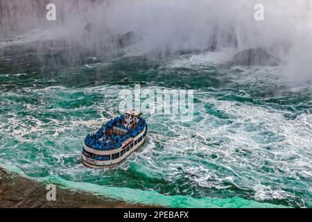 Maid of the Mist VI qui attire les visiteurs aux chutes Niagara. Niagara Falls est une ville canadienne située sur la rivière Niagara, dans la région du Golden Horseshoe de Souther Banque D'Images