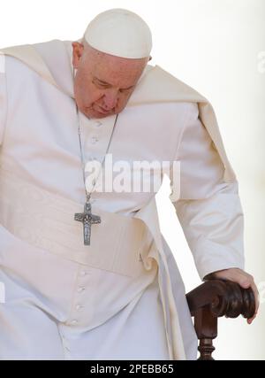 15 mars 2023: LE PAPE FRANÇOIS a l'air fragile et vieux pendant son audience générale de mercredi à Saint Place Pierre au Vatican. (Credit image: © Evandro Inetti/ZUMA Press Wire) USAGE ÉDITORIAL SEULEMENT! Non destiné À un usage commercial ! Banque D'Images
