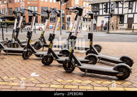 Shrewsbury Shropshire royaume-uni 20, octobre 2022 de nombreux scooters électriques créent le chaos dans les rues étroites de chester Banque D'Images