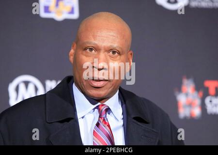 15 mars 2023, Los Angeles, Californie, États-Unis : LOS ANGELES, CA, USA - 15 MARS : Byron Scott dévoile des empreintes de main et de pied de Kobe Bryant au TCL Chinese Theatre IMAX parecourt. (Credit image: © Nina Prommer/ZUMA Press Wire) USAGE ÉDITORIAL SEULEMENT! Non destiné À un usage commercial ! Banque D'Images