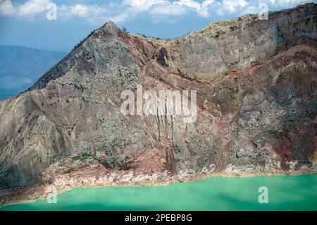 Lac et côté de cratère de couleur vert turquoise, mont Ijen, Java-est, Indonésie Banque D'Images