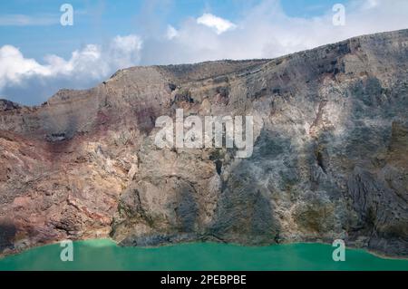 Lac et côté de cratère de couleur vert turquoise, mont Ijen, Java-est, Indonésie Banque D'Images