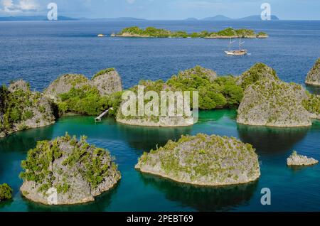 Bateau de plongée à bord, point de vue Pianemo, île Pianemo, près de l'île Waigeo, Raja Ampat, Indonésie Banque D'Images