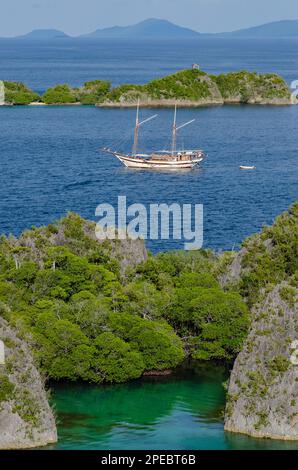 Bateau de plongée à bord, point de vue Pianemo, île Pianemo, près de l'île Waigeo, Raja Ampat, Indonésie Banque D'Images