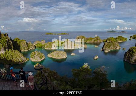 Personnes regardant la vue avec des bateaux de plongée à bord, point de vue Pianemo, île Pianemo, près de l'île Waigeo, Raja Ampat, Indonésie Banque D'Images