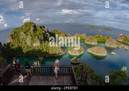 Personnes regardant la vue, point de vue Pianemo, île Pianemo, près de l'île Waigeo, Raja Ampat, Indonésie Banque D'Images