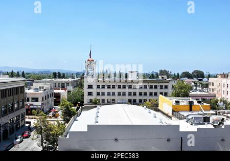 SANTA ANA, CALIFORNIE - 16 JUIN 2022 : le bâtiment Spurgeon de Downton Santa Ana., vu sur les toits sur les boutiques de 4th rue Banque D'Images