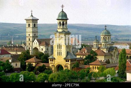 Alba Iulia, Roumanie, environ 2000. Vue sur la rue catholique romaine médiévale Cathédrale de Michael et cathédrale du Couronnement orthodoxe de l'est (1921 ans). Banque D'Images