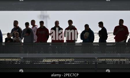 North Port, États-Unis. 15th mars 2023. Les fans de baseball se tiennent pour l'hymne national au début d'un match de baseball d'entraînement de printemps entre les Astros de Houston et les Braves d'Atlanta au parc CoolToday à North Port, Floride, mercredi, 15 mars 2023. Photo de Steve Nesius/UPI crédit: UPI/Alamy Live News Banque D'Images