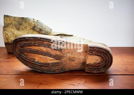 sabots en bois avec dessus en cuir recouvert de moisissure et fers à hobnailés sur le fond Banque D'Images