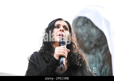 Paris, France. 16th mars 2023. Chanteur Noma OMRAN à l'inauguration d'une sculpture monumentale du poète syrien Abu-l'Ala al-Maari (ou Ma'arri) à Montreuil près de Paris, France sur 15 mars 2023. Crédit : Victor Joly/Alamy Live News Banque D'Images