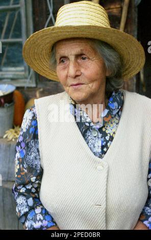 Portrait d'une femme âgée dans le comté d'Alba, Roumanie, environ 1999 Banque D'Images