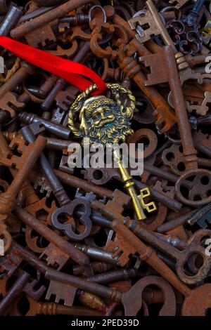 Santa Skeleton Key sur pile de vieilles clés Banque D'Images