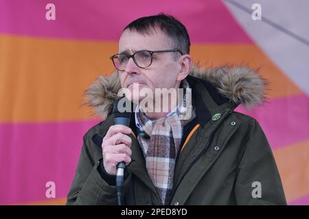 Londres, Royaume-Uni. 15th mars 2023. Des milliers d'enseignants en grève, rejoints par le personnel de l'université, les fonctionnaires, les médecins subalternes et d'autres travailleurs prenant des mesures non dustriales ont défilé dans le centre de Londres, pour terminer par un rassemblement à Trafalgar Square. Les membres du Syndicat national de l'éducation sont en grève pour une augmentation de salaire supérieure à l'inflation et des conditions de travail améliorées, les enseignants comptant parmi les 700 000 travailleurs qui sortent aujourd'hui. Crédit : onzième heure Photographie/Alamy Live News Banque D'Images