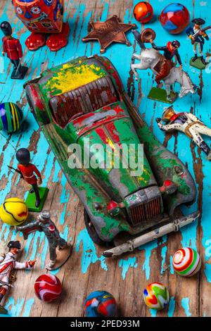 La vie de la voiture miniature verte a été érodée Banque D'Images