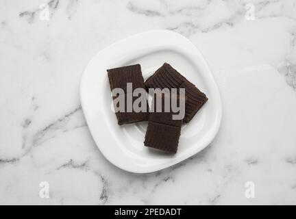 Assiette avec hématogène délicieux et sain sur table en marbre, vue du dessus Banque D'Images