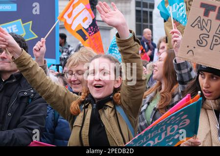 Londres, Royaume-Uni. 15th mars 2023. Des milliers d'enseignants en grève, rejoints par le personnel de l'université, les fonctionnaires, les médecins subalternes et d'autres travailleurs prenant des mesures non dustriales ont défilé dans le centre de Londres, pour terminer par un rassemblement à Trafalgar Square. Les membres du Syndicat national de l'éducation sont en grève pour une augmentation de salaire supérieure à l'inflation et des conditions de travail améliorées, les enseignants comptant parmi les 700 000 travailleurs qui sortent aujourd'hui. Crédit : onzième heure Photographie/Alamy Live News Banque D'Images