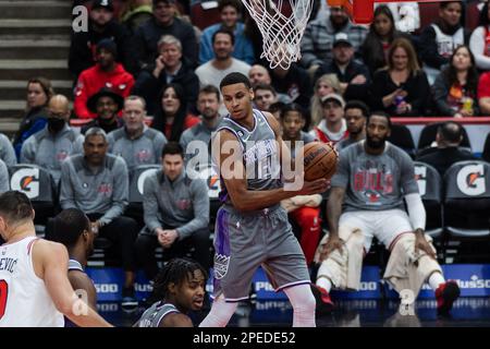 Chicago, États-Unis. 15th mars 2023. Chicago, Etats-Unis, 15 mars 2023: Keegan Murray (12 Sacramento Kings) saisit le rebond pendant le match entre les Chicago Bulls et Sacramento Kings le mercredi 15 mars 2023 au Centre Uni, Chicago, Etats-Unis. (PAS D'UTILISATION COMMERCIALE) (Shaina Benhiyoun/SPP) crédit: SPP Sport Press photo. /Alamy Live News Banque D'Images