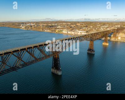 Photo aérienne d'un pont piétonnier près de Poughkeepsie NY au-dessus de l'Hudson River Banque D'Images