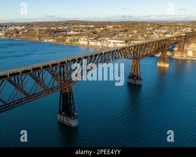 Photo aérienne d'un pont piétonnier près de Poughkeepsie NY au-dessus de l'Hudson River Banque D'Images