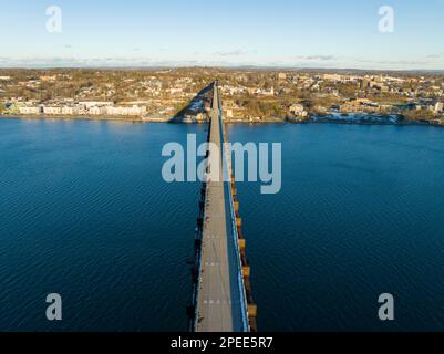 Photo aérienne d'un pont piétonnier près de Poughkeepsie NY au-dessus de l'Hudson River Banque D'Images