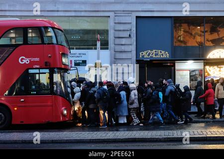 Londres, Royaume-Uni. 15th mars 2023. Les passagers font la queue pour un bus dans le Strand pendant les heures de pointe. Grève de 24 heures des membres des syndicats Aslef et RMT, fermeture des services de métro TfL (Closed-down transport for London's), entraînant un effet de frappe en raison d'une augmentation de la congestion routière, avec également un surpeuplement des bus et des trains terrestres. Crédit : onzième heure Photographie/Alamy Live News Banque D'Images