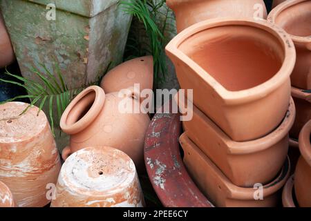 De nombreux pots de plantes en céramique assortis sur le marché. Beaucoup de pots d'argile en terre cuite stockés à l'extérieur pour la décoration de jardin et l'aménagement paysager Banque D'Images