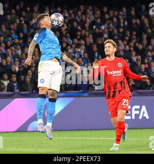 Naples, Campanie, Italie. 15th mars 2023. GIOVANNI DI LORENZO de SSC Napoli et CHRISTOPHER LENZ d'Eintracht Frankfurt se battent pour le ballon lors de leur match de football de la Ligue des Champions au stade Diego Armando Maradona à Naples. (Credit image: © Fabio Sasso/ZUMA Press Wire) USAGE ÉDITORIAL SEULEMENT! Non destiné À un usage commercial ! Banque D'Images