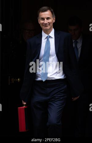 Londres, Royaume-Uni. 15th mars 2023. Le chancelier de l'Échiquier Jeremy Hunt quitte 11 Downing Street, Londres. Les points saillants du budget de 2023 sont une augmentation de l'allocation libre d'impôt pour les pensions, que le chancelier espère, permettra de réduire le nombre de personnes prenant leur retraite, un ensemble d'aide pour les piscines touchées par l'augmentation des factures d'énergie et des changements à l'aide à la garde d'enfants pour les parents sur le crédit universel. Crédit : SOPA Images Limited/Alamy Live News Banque D'Images