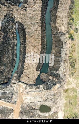 travaux de drainage et de mélioration de marais. fossés de récupération. vue de dessus de l'antenne. Banque D'Images