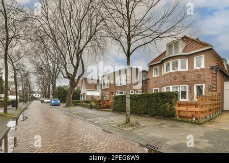 une rue avec des maisons et des arbres dans l'avant - photo à oeil est prise d'un angle pour montrer comment il va Banque D'Images