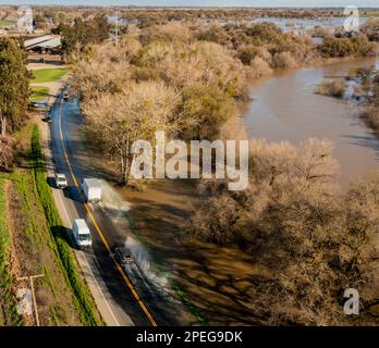 Grayson, Californie, États-Unis. 15th mars 2023. Des voitures traversent les eaux d'inondation sur Grayson Road depuis la rivière San Joaquin mercredi, 15 mars 2023 après-midi. La route a finalement été fermée en raison du danger. Les eaux d'inondation de la Californie continuent d'augmenter car l'État n'a pas eu beaucoup de rupture avec la pluie et la neige. Mercredi, 15 mars 2023 mère nature a donné une rupture à l'état permettant à de nombreuses régions de récupérer et de faire face à l'augmentation des inondations et des rivières montantes. Crédit : ZUMA Press, Inc./Alay Live News Banque D'Images