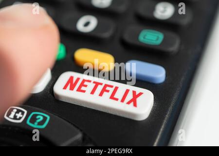 Barnaul russie, 15 mai 2022: Utilisation d'une télécommande de télévision avec un logo Netflix dédié sur le bouton. Télécommande du téléviseur avec logo Netflix. Banque D'Images