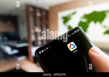 Barnaul. Russie. 21 juin 2022 : application google Home sur l'écran du smartphone pour contrôler les appareils intelligents dans la salle d'appartement Banque D'Images