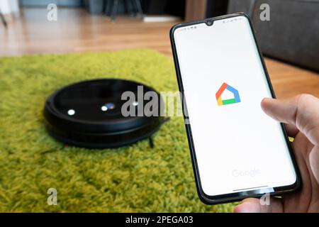 Barnaul. Russie. 21 juin 2022 : application google Home sur l'écran du smartphone pour contrôler les appareils intelligents dans la salle d'appartement Banque D'Images