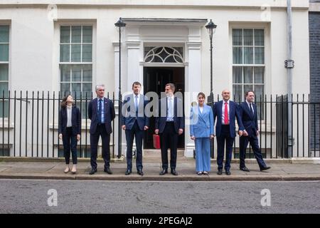 Londres, Angleterre, Royaume-Uni. 15th mars 2023. Le chancelier de l'Échiquier JEREMY HUNT tient la boîte rouge avec son équipe ministérielle (de gauche à droite) Baronne JOANNA PENN, JAMES CARTLIDGE, JOHN GLEN, VICTORIA ATKINS, ANDREW GRIFFITH et GARETH DAVIES devant le 11 Downing Street avant de faire un exposé budgétaire à la Chambre des communes. (Credit image: © Tayfun Salci/ZUMA Press Wire) USAGE ÉDITORIAL SEULEMENT! Non destiné À un usage commercial ! Banque D'Images