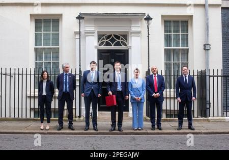 Londres, Angleterre, Royaume-Uni. 15th mars 2023. Le chancelier de l'Échiquier JEREMY HUNT tient la boîte rouge avec son équipe ministérielle (de gauche à droite) Baronne JOANNA PENN, JAMES CARTLIDGE, JOHN GLEN, VICTORIA ATKINS, ANDREW GRIFFITH et GARETH DAVIES devant le 11 Downing Street avant de faire un exposé budgétaire à la Chambre des communes. (Credit image: © Tayfun Salci/ZUMA Press Wire) USAGE ÉDITORIAL SEULEMENT! Non destiné À un usage commercial ! Banque D'Images