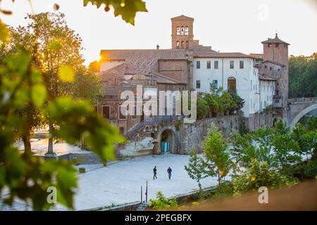 Isola Tiberina ou Isola Tiberina à Rome.Italie. Isola dei due Ponti, Licaonia, île de San Bartolomeo au coucher du soleil. Une ancienne île fluviale du Tibre Banque D'Images