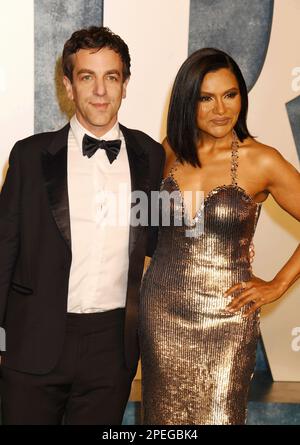 BEVERLY HILLS, CALIFORNIE - MARS 12: (G-D) B. J. Novak et Mindy Kaling assistent à la Vanity Fair Oscar Party 2023 organisée par Radhika Jones à Wallis Ann Banque D'Images