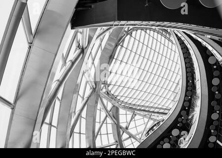 Coupole de verre de la sphère Nur-Alem dans le parc des expositions EXPO 2017. Intérieur futuriste. Toit en verre avec panneaux solaires, étages de sphère moderne ronde Banque D'Images