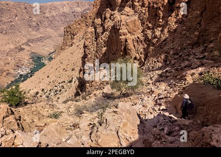 Trekking dans les montagnes de l'est de Hajar, Wadi Tiwi, Oman Banque D'Images