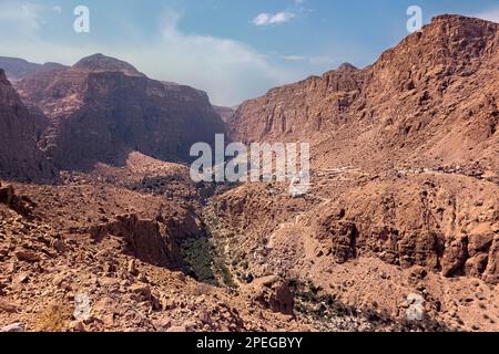 Trekking dans les montagnes de l'est de Hajar, Wadi Tiwi, Oman Banque D'Images