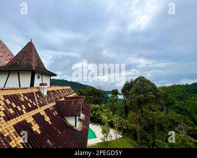 Colmar Tropicale, Malaisie. 02nd mars 2023. Vue sur l'un des toits à pignons de Colmar Tropicale jusqu'à des marais de brume au-dessus de la jungle des collines de Berjaya. Une heure de route au nord-est de la capitale Kuala Lumpur se trouve une réplique de la ville de Colmar, classée au patrimoine mondial, en Alsace. Le clone de la forêt tropicale a été construit en 1990s à la demande de l'ancien chef du gouvernement Mahathir Mohamed et a depuis ravi des visiteurs de près et de loin. (À dpa: Colmar Tropicale: Un morceau d'Alsace dans la jungle de la Malaisie) Credit: Carola Frentzen/dpa/Alay Live News Banque D'Images