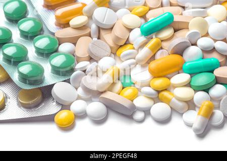 Pilules vertes blanches jaunes déversées provenant du fond ouvert des médicaments d'ordonnance Banque D'Images