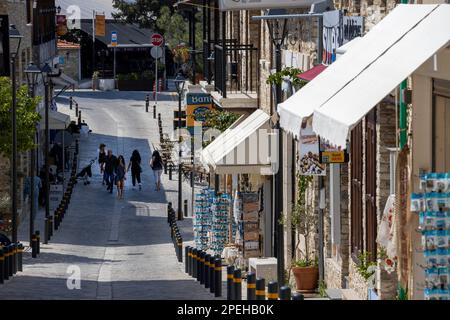 Pano Lefkara, Chypre. 23rd mai 2022. TPano Lefkara est un village sur l'île de Chypre célèbre pour sa dentelle, connue sous le nom de lefkaritika dans l'artisanat grec et argent. La République de Chypre se trouve à un carrefour historique et culturel entre l'Europe et l'Asie. Ses principales villes, la capitale de Nicosie, Limassol, Famagusta et Paphos, ont absorbé les influences de générations de conquérants, de pèlerins et de voyageurs et ont un air à la fois cosmopolite et provincial. (Credit image: © Ruaridh Stewart/ZUMA Press Wire) USAGE ÉDITORIAL SEULEMENT! Non destiné À un usage commercial ! Banque D'Images