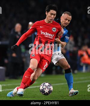 Naples, Italie. 15th mars 2023. Stanislav Lobotka (R) de Napoli rivalise avec Kamada Daichi de Francfort lors d'un match de 16 secondes entre Napoli et Eintracht Frankfurt à Naples, en Italie, au 15 mars 2023. Crédit: Alberto Lingria/Xinhua/Alay Live News Banque D'Images