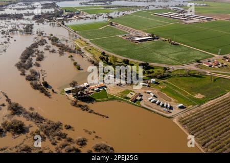 Grayson, Californie, États-Unis. 15th mars 2023. La rivière San Joaquin s'écoule de ses rives, inondant un parc local et des terres agricoles sous le chemin Grayson, près de la communauté de Grayson. Les eaux d'inondation de la Californie continuent d'augmenter car l'État n'a pas eu beaucoup de rupture avec la pluie et la neige. Mercredi, mère nature a donné une rupture à l'état permettant à de nombreuses régions de récupérer et de faire face à l'augmentation des inondations et des rivières montantes. Crédit : ZUMA Press, Inc./Alay Live News Banque D'Images