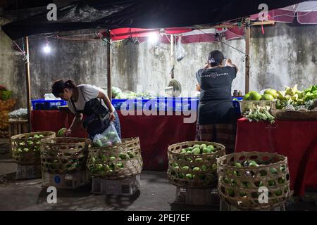 Denpasar, Bali, Indonésie - 15 mars 2023: Les gens qui vendent des fruits et des légumes à Pasar Kumbasari, marché traditionnel à Denpasar, Bali, Indonésie. Banque D'Images