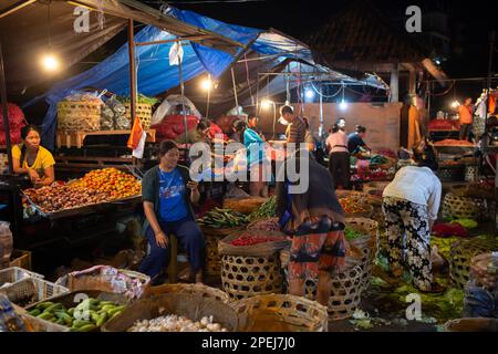 Denpasar, Bali, Indonésie - 15 mars 2023: Les gens qui vendent des fruits et des légumes à Pasar Kumbasari, marché traditionnel à Denpasar, Bali, Indonésie. Banque D'Images